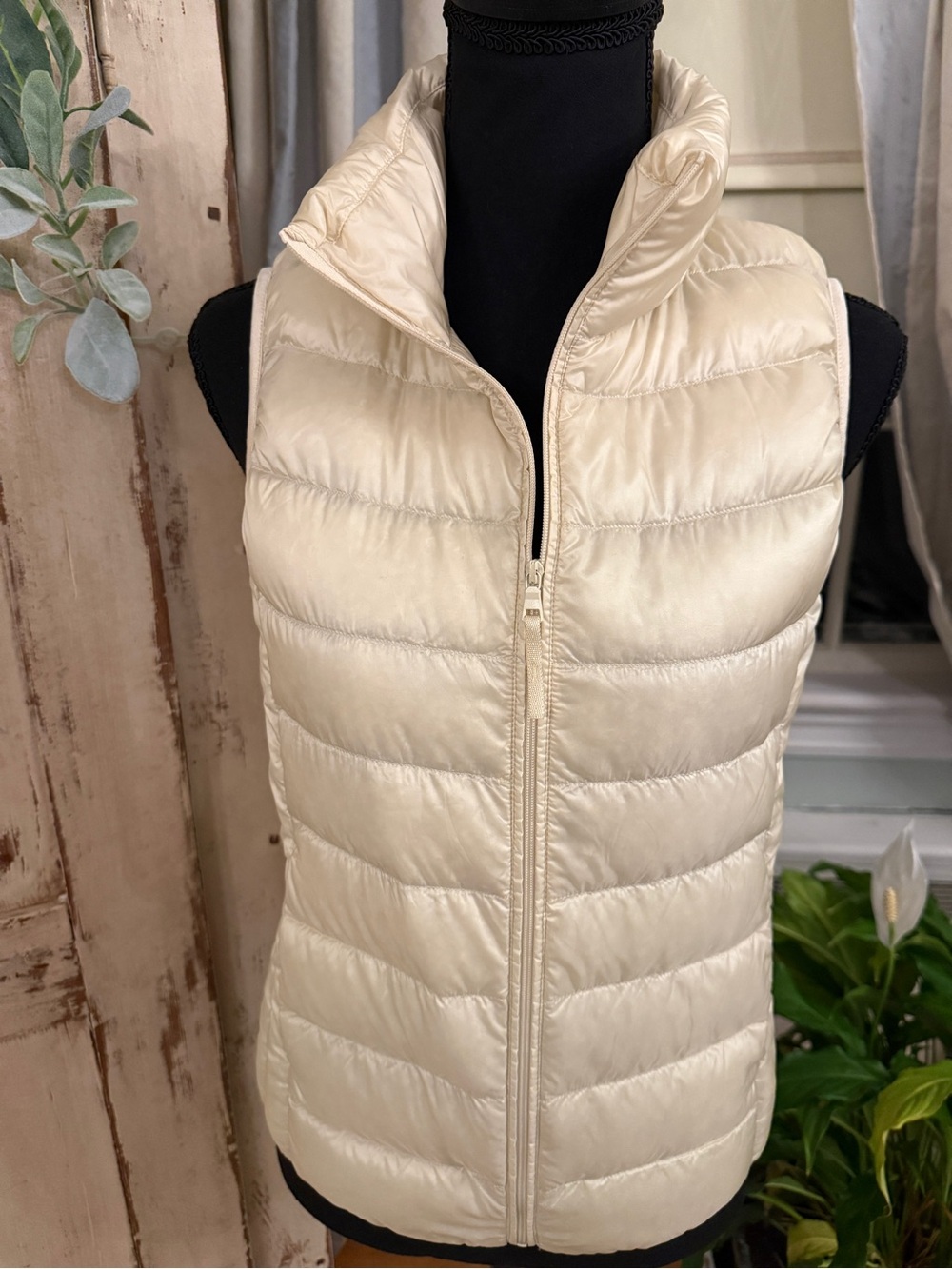 Uniqlo sleeveless super light weight down filled puffer vest. XS